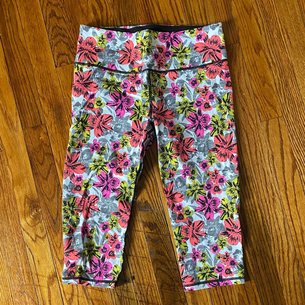 Crop VS Leggings with Bright Flowers